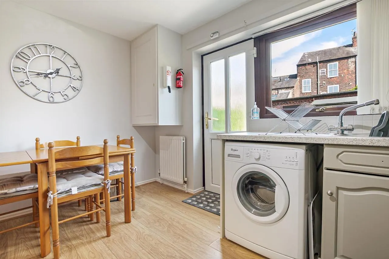 Cosy York Townhouse - Fossdyke - Pass The Keys Villa 0*,  United Kingdom